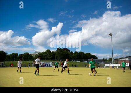 Équipes en action pendant les piscines de football de Streetgames Fives à Chesterfield Banque D'Images