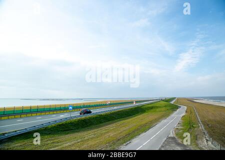 Le Houtribdijk est un barrage aux Pays-Bas, construit entre 1963 et 1975 dans le cadre des travaux de Zuiderzee, reliant Lelystad et Enkhuizen. Banque D'Images