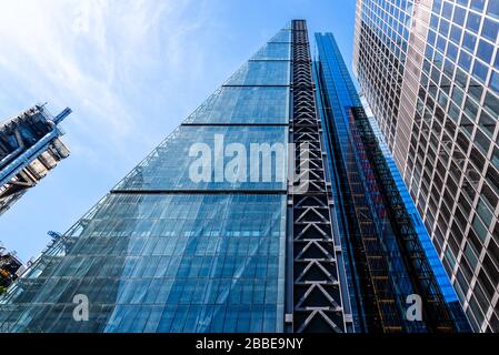 Londres, Royaume-Uni - 14 mai 2019: Vue à bas angle du Leadenhall Building dans la ville de Londres contre le ciel bleu. Banque D'Images