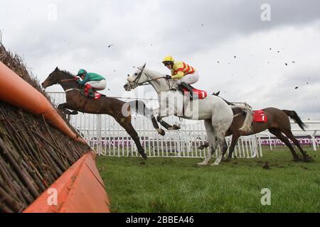 Le terrain de saut dans le Racing plus Chase Day 230212 handicap Chase - Horse Racing à l'hippodrome de Kempton Park Banque D'Images