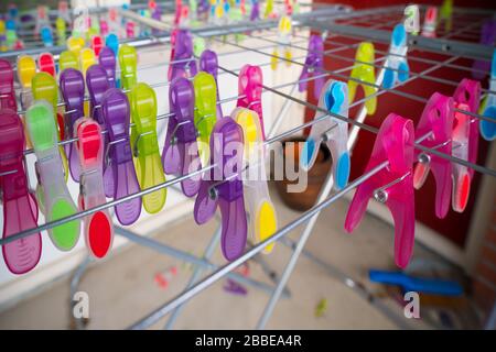 beaucoup de clous de girothespins colorés sur un sèche-linge Banque D'Images