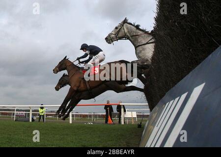 Alasi, vainqueur de la course, est monté par Dominic Elsworth (3) en sautant dans l'action de Kempton.co.uk Graduation Chase - Horse Racing à l'hippodrome de Kempton Park Banque D'Images