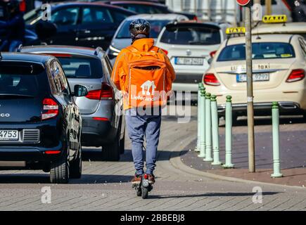 Essen, région de la Ruhr, Rhénanie-du-Nord-Westphalie, Allemagne - service de livraison de Lieferando, un chauffeur de messagerie sur la route avec un scooter électrique livre ordere Banque D'Images