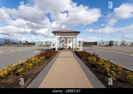 RICHMOND, C.-B., CANADA - 29 MARS 2020 : le centre commercial McArthurGlen est complètement vacant en raison de la pandémie de coronavirus du COVID-19. Banque D'Images