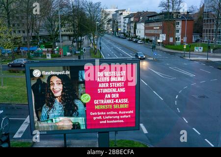 Publicité pendant l'épidémie de corona, service de livraison de boissons Flaschenpost.de, écran LED Roadside, moniteurs de publicité numérique, effets du cor Banque D'Images