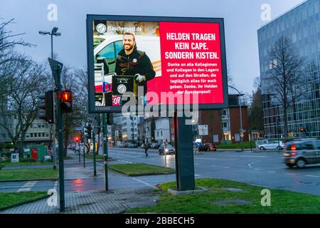 Publicité pendant l'épidémie de corona, service de livraison de boissons Flaschenpost.de, écran LED Roadside, moniteurs de publicité numérique, effets du cor Banque D'Images