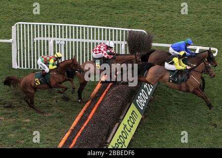 Le gagnant de la course Cross of Honor, monté par Richard Johnson, saute en dernier lieu pendant le salon Betfair, engage £40 m à British Racing handicap Chase - Horse RAC Banque D'Images