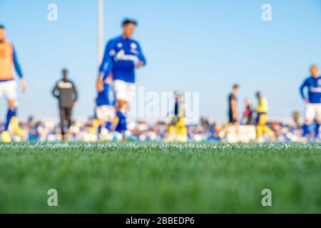 silhouettes de joueurs de football pendant le jeu dans le football. flou Banque D'Images