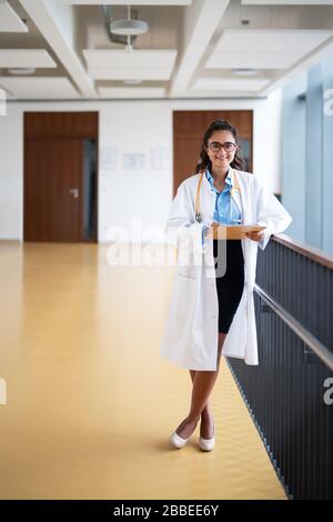 Jeune femme médecin dans un hôpital Banque D'Images