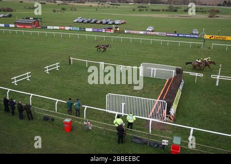 Le gagnant de la course Cross of Honor, monté par Richard Johnson (FAR) devant Frontier Spirit, est monté par Sam Twiston-Davies lorsqu'ils approchent des pas de la ligne d'arrivée Banque D'Images