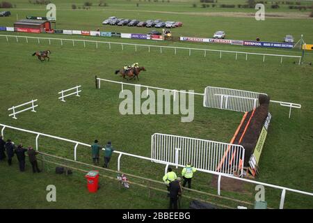 Le gagnant de la course Cross of Honor, monté par Richard Johnson (FAR) devant Frontier Spirit, est monté par Sam Twiston-Davies lorsqu'ils approchent des pas de la ligne d'arrivée Banque D'Images