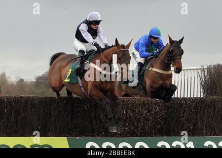 Le parchemin fin monté par M. H A A un bister en sautant l'action pendant le Betfair engage £40 m à British Racing handicap Chase - Horse Racing at Faken Banque D'Images