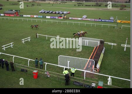 Le gagnant de la course Cross of Honor, monté par Richard Johnson (FAR) devant Frontier Spirit, est monté par Sam Twiston-Davies lorsqu'ils approchent des pas de la ligne d'arrivée Banque D'Images