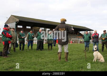 Le greffier du cours David Hunter émet des instructions pour faire la clôture des préposés avant la course - course de chevaux à l'hippodrome de Fakenham, Norfolk. Banque D'Images