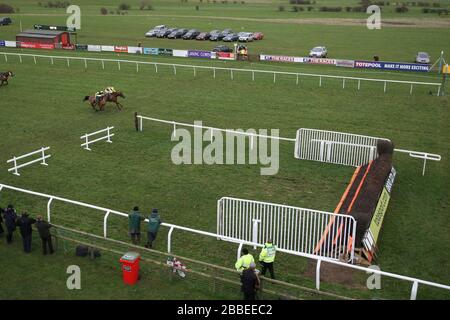 Le gagnant de la course Cross of Honor, monté par Richard Johnson (FAR) devant Frontier Spirit, est monté par Sam Twiston-Davies lorsqu'ils approchent des pas de la ligne d'arrivée Banque D'Images