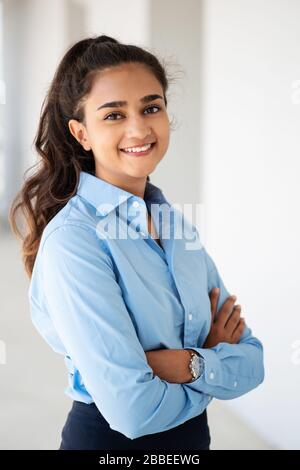 Portrait d'affaires d'une jeune femme indienne Banque D'Images