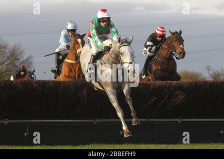 Elenika, vainqueur de la course, a été conduite par Ruby Walsh (C) lors d'une action de saut pendant le Tom Jones Memorial HTJ Center Ltd Banque D'Images