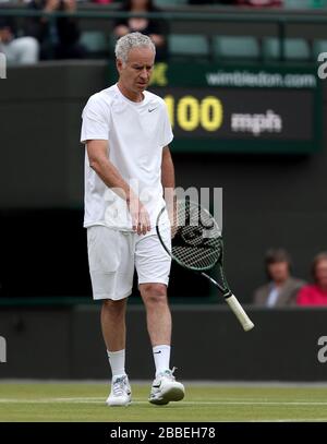 John McEnroe des États-Unis jette son racket tout en jouant avec le partenaire Patrick McEnroe contre Paul McNamee d'Australie et Peter McNamara dans le match de Double invitation senior de leurs messieurs Banque D'Images