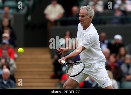 John McEnroe des États-Unis en action avec le partenaire Patrick McEnroe contre Paul McNamee et Peter McNamara de l'Australie lors du match des deux invités principaux de leurs messieurs Banque D'Images