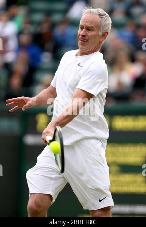 John McEnroe des États-Unis en action avec le partenaire Patrick McEnroe contre Paul McNamee et Peter McNamara de l'Australie lors du match de Double invitation senior de leurs messieurs au cours du huitième jour de Wimbledon tenu au All England Lawn tennis and Croquet Club Banque D'Images