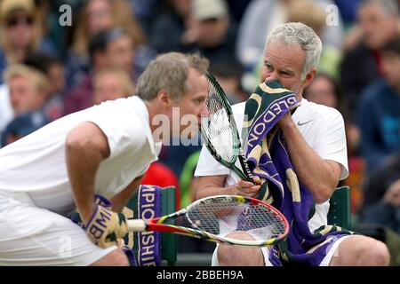 John McEnroe (à droite), des États-Unis, parle avec le partenaire Patrick McEnroe (à gauche) lors de leur match contre Paul McNamee et Peter McNamara, en Australie, lors du match de Double invitation senior de leurs messieurs Banque D'Images