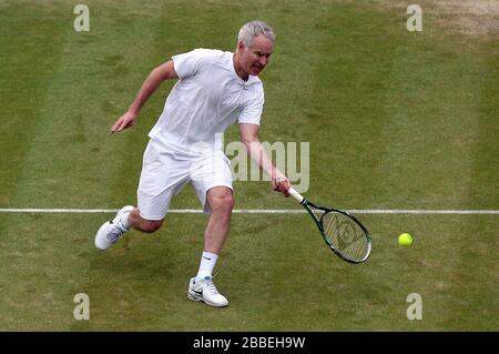 John McEnroe des États-Unis en action avec le partenaire Patrick McEnroe contre Paul McNamee et Peter McNamara de l'Australie lors du match de Double invitation senior de leurs messieurs au cours du huitième jour de Wimbledon tenu au All England Lawn tennis and Croquet Club Banque D'Images