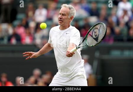 John McEnroe des États-Unis en action avec le partenaire Patrick McEnroe contre Paul McNamee et Peter McNamara de l'Australie lors du match de Double invitation senior de leurs messieurs au cours du huitième jour de Wimbledon tenu au All England Lawn tennis and Croquet Club Banque D'Images