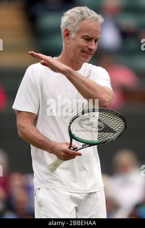 John McEnroe des États-Unis en action avec le partenaire Patrick McEnroe contre Paul McNamee et Peter McNamara de l'Australie lors du match de Double invitation senior de leurs messieurs au cours du huitième jour de Wimbledon tenu au All England Lawn tennis and Croquet Club Banque D'Images