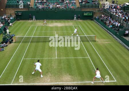 Jamie Delgado (en haut à droite) et Tara Moore en Grande-Bretagne contre Fabio Fognini et Flavia Pennetta (en bas à gauche) en Italie au cours du sixième jour des championnats de Wimbledon au All England Lawn tennis and Croquet Club, Wimbledon. Banque D'Images