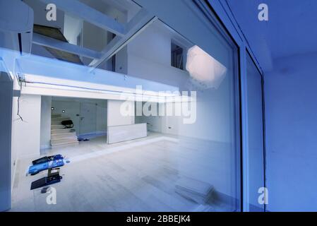 vue extérieure à travers la fenêtre à l'intérieur d'un luxueux appartement moderne et élégant à deux niveaux avec murs blancs Banque D'Images