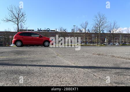 Baunatal, Allemagne. 31 mars 2020. Un polo rouge unique est garé dans le parking à côté de la porte principale de VW Kassel à Baunatal. L'usine de composants avec ses quelque 16500 employés a également prolongé l'arrêt de production jusqu'au 9 avril. Crédit: Uwe Zucchi/dpa/Alay Live News Banque D'Images