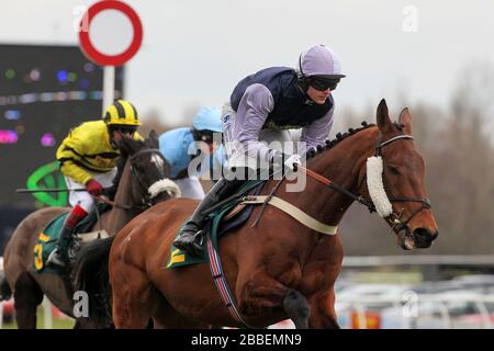 Parchemin fin monté par M. H A UN bister en action dans le Prince Carlton handicap Chase (pour la coupe du Défi du Prince Carlton) Banque D'Images