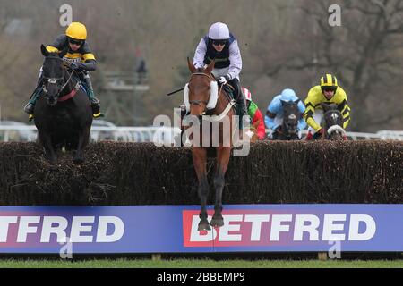 Parchemin fin (C) monté par M. H A UN bister dans l'action de saut dans le Prince Carlton handicap Chase (pour la coupe du Défi du Prince Carlton) Banque D'Images