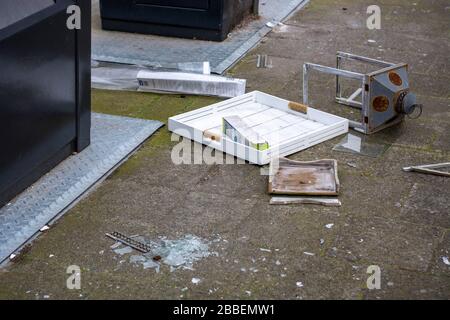 Conteneurs souterrains avec poubelles, y compris verre, à côté du trottoir Banque D'Images