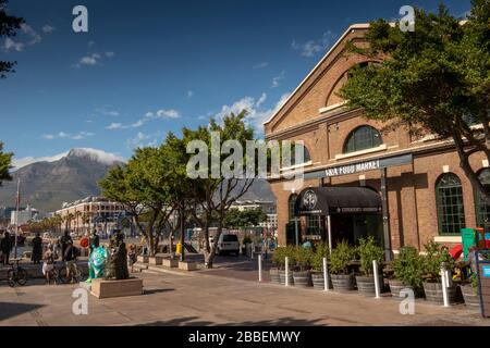 Afrique du Sud, le Cap occidental, le Cap, Nobel Square, Victoria et Alfred Waterfront, espace ouvert à l'extérieur du marché alimentaire V&A dans la vieille station d'alimentation Dock Banque D'Images