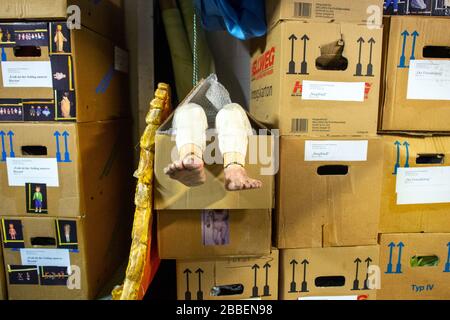 Magdeburg, Allemagne. 10 mars 2020. Les pieds d'une poupée pendent dans le fond du théâtre de marionnettes à partir d'une boîte en carton. À l'avenir, le théâtre de marionnettes veut permettre aux membres de la collection de marionnettes de visiter le fond. Crédit: Klaus-Dietmar Gabbert/dpa-Zentralbild/ZB/dpa/Alay Live News Banque D'Images