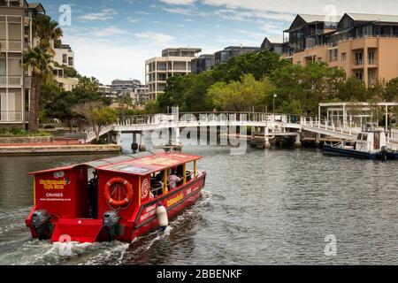 Afrique du Sud, Cap occidental, Cap, Victoria et Alfred Waterfront, bateau de croisière touristique de la ville rouge passant par le haut de l'eau logement sur Banque D'Images