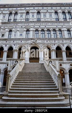 Les Doges ont dépensé des sommes considérables pour faire de leur palais un symbole de puissance et de raffinement : les plus grands artistes et les meilleurs architectes italiens étaient enli Banque D'Images