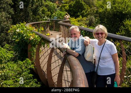 Afrique du Sud, le Cap, le jardin botanique national de Kirstenbosch, deux visiteurs de haut niveau se sont assis sur un passage couvert arboré sous le soleil Banque D'Images