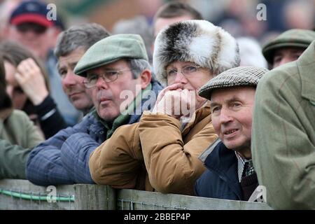 Racegoers à l'hippodrome de Fakenham, Norfolk regarde un écran géant alors que Kauto Star s'arrache à la Cheltenham Gold Cup Banque D'Images