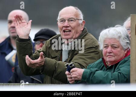 Racegoers à l'hippodrome de Fakenham, Norfolk regarde la finale de la Cheltenham Gold Cup sur un écran géant Banque D'Images