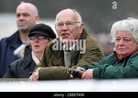 Racegoers à l'hippodrome de Fakenham, Norfolk regarde la finale de la Cheltenham Gold Cup sur un écran géant Banque D'Images