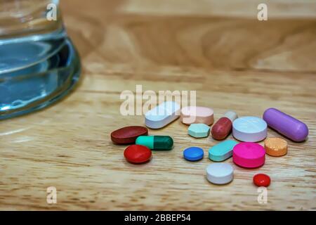 Prescription de médicament pour le traitement. Médicament pharmaceutique, traitement dans un récipient pour la santé. Thème de pharmacie, tas de pilules rondes multicolores wi Banque D'Images