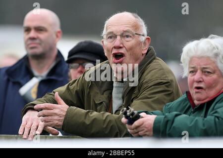 Racegoers à l'hippodrome de Fakenham, Norfolk regarde la finale de la Cheltenham Gold Cup sur un écran géant Banque D'Images