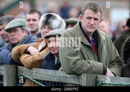 Racegoers à l'hippodrome de Fakenham, Norfolk regarde un écran géant alors que Kauto Star s'arrache à la Cheltenham Gold Cup Banque D'Images