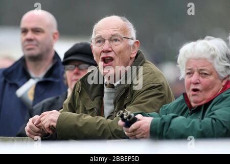 Racegoers à l'hippodrome de Fakenham, Norfolk regarde la finale de la Cheltenham Gold Cup sur un écran géant Banque D'Images