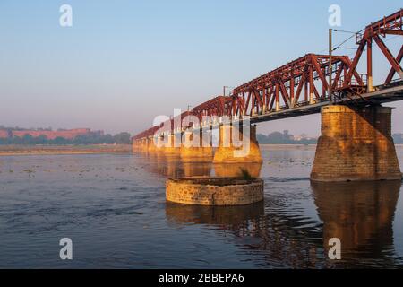 Pont ferroviaire sur la rivière Yamuna à Agra, Inde. Banque D'Images