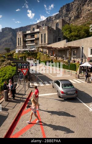 Afrique du Sud, le Cap, Tafelberg Road, Table Mountain Aerial Cableway, visiteurs à la station basse Banque D'Images