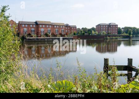 Aménagement de logements modernes à côté du bassin désutilisé sur le canal du navire de Manchester, Stockton Heath, Cheshire Banque D'Images