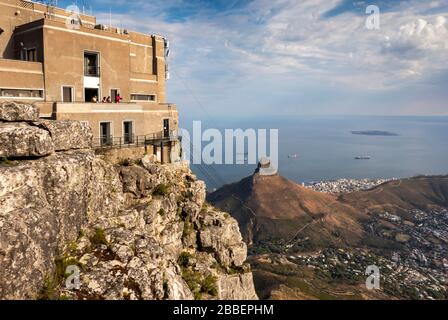 Afrique du Sud, le Cap, la route Tafelberg, la montagne de la table, vue en hauteur de la station de téléphérique supérieure avec l'île Robben dans l'océan Atlantique au-delà de Li Banque D'Images